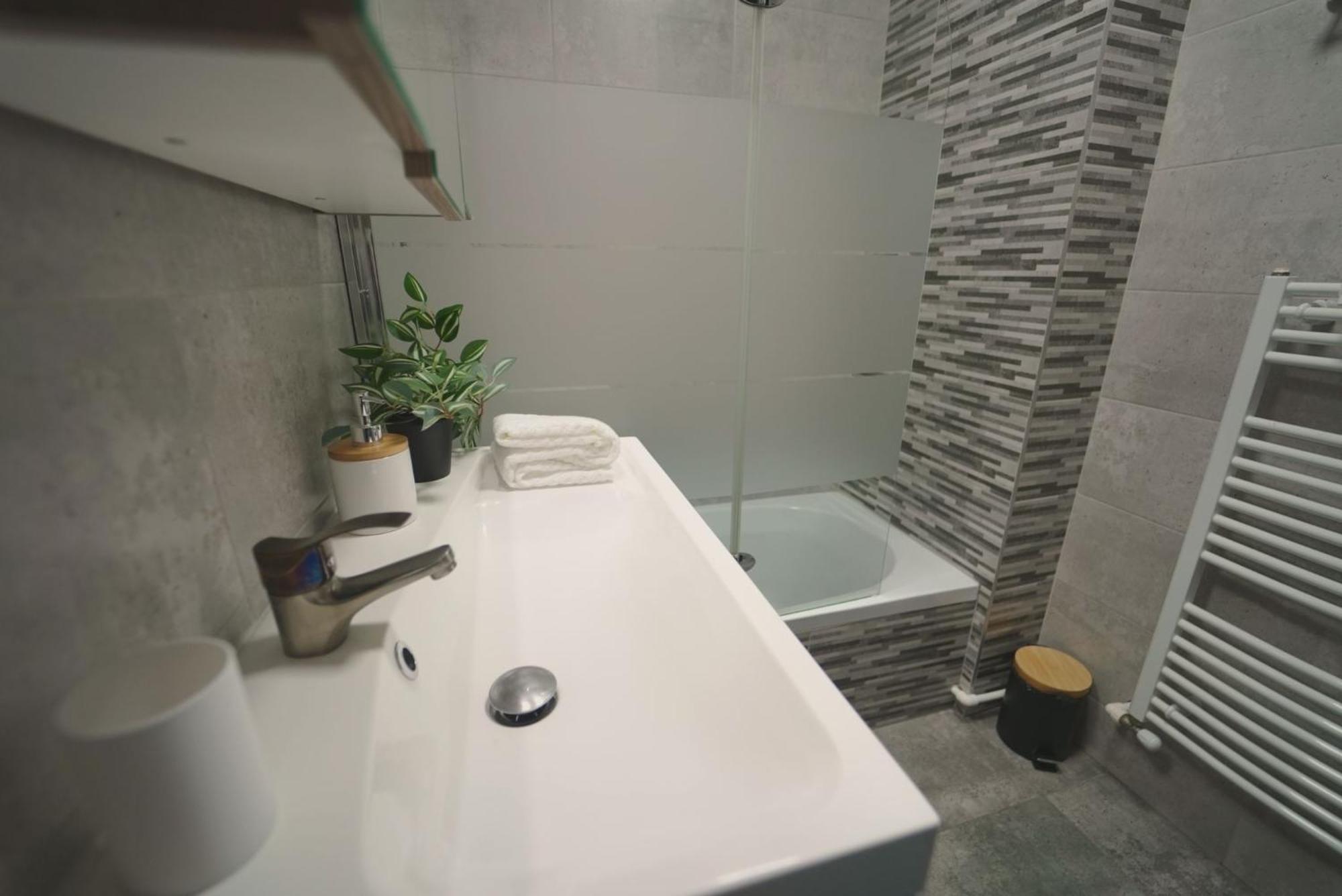 Luxury Apartament Ultracentral Of Suceava Esplanada Buitenkant foto